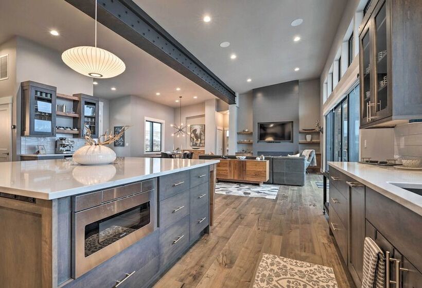 Lavish Lake Chelan Escape: Pool & Panoramic Views