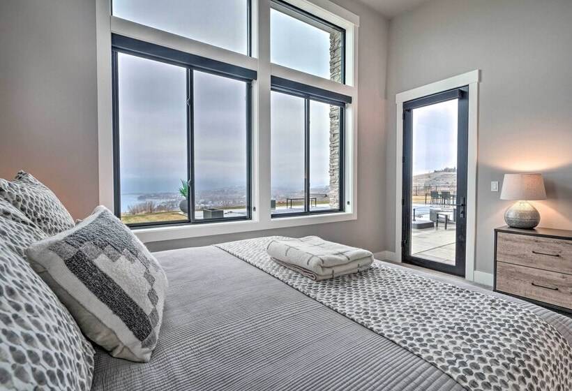 Lavish Lake Chelan Escape: Pool & Panoramic Views