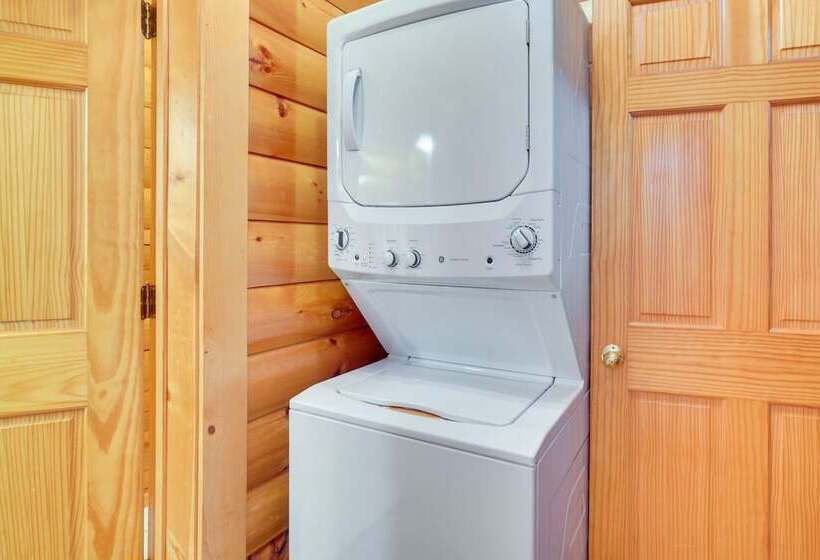 Lovely Gatlinburg Cabin W/ Private Hot Tub!