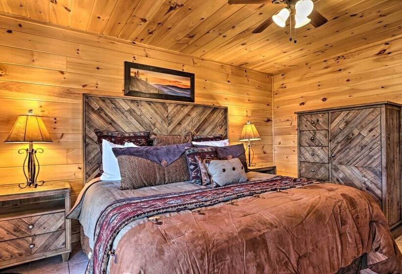 Luxe Cabin W/ Hot Tub, Theater, Pool Table, Arcade