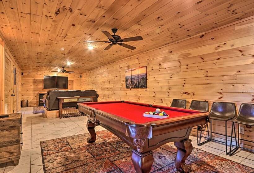 Luxe Cabin W/ Hot Tub, Theater, Pool Table, Arcade