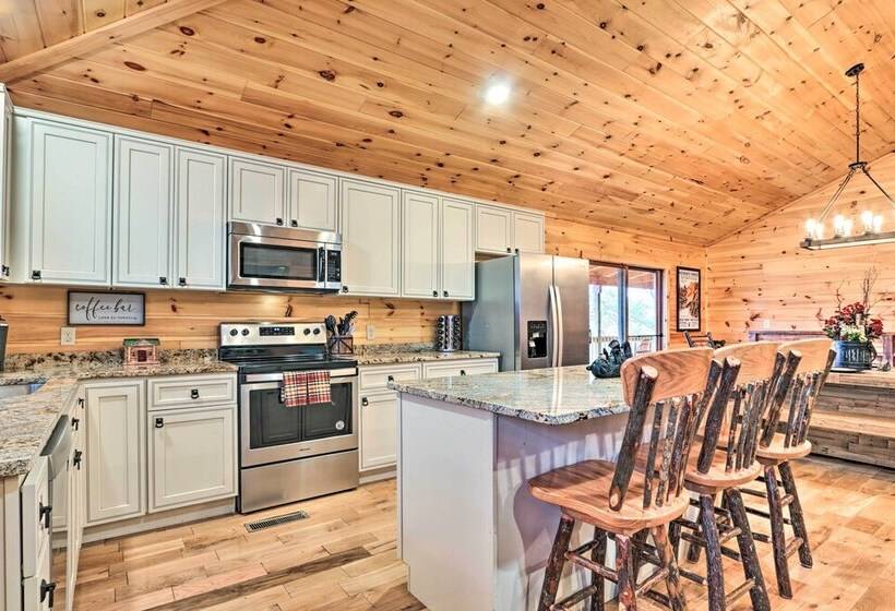 Luxe Cabin W/ Hot Tub, Theater, Pool Table, Arcade