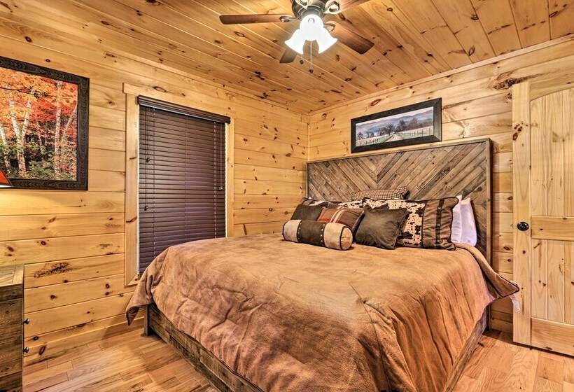 Luxe Cabin W/ Hot Tub, Theater, Pool Table, Arcade