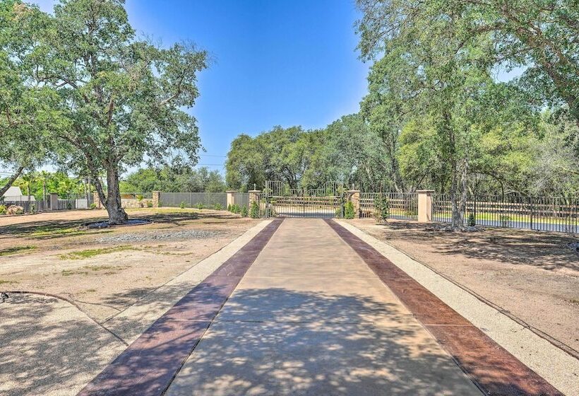 Luxe Granite Bay Home W/ Hot Tub, Fire Pits!