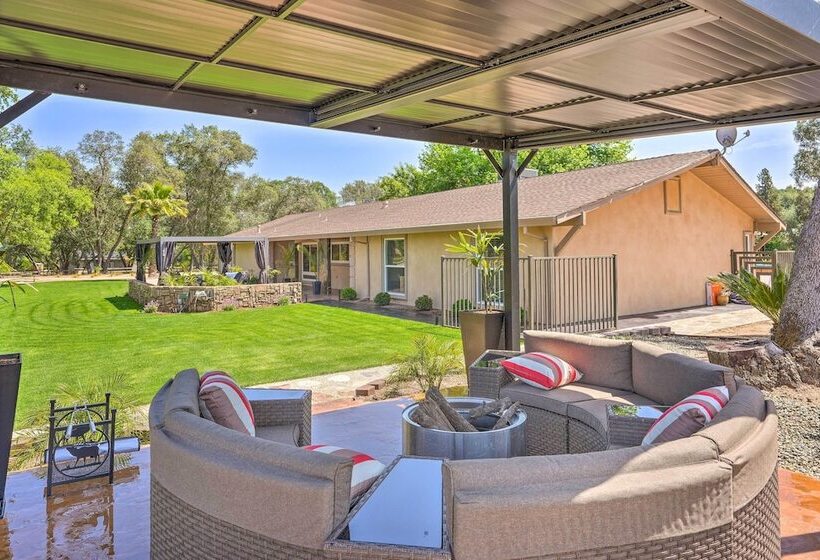 Luxe Granite Bay Home W/ Hot Tub, Fire Pits!