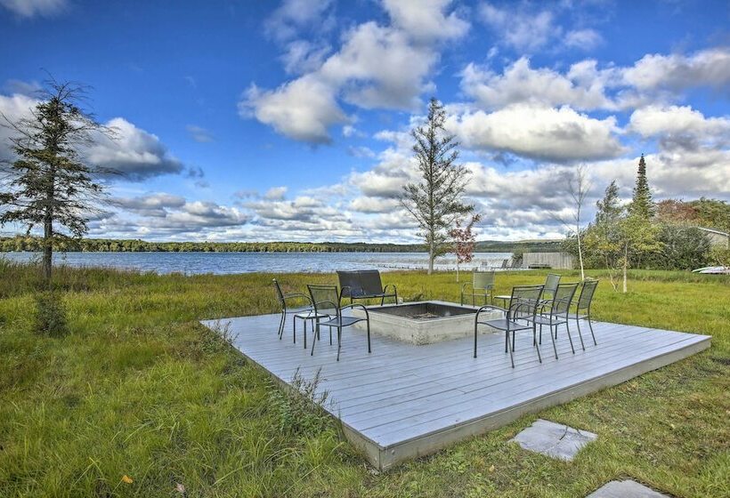 Luxe Lakefront Escape W/ 4 Kayaks, Hot Tub, Beach!
