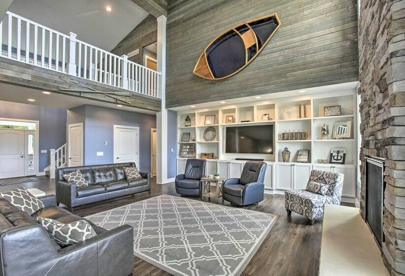 Luxe Lakefront Escape W/ 4 Kayaks, Hot Tub, Beach!