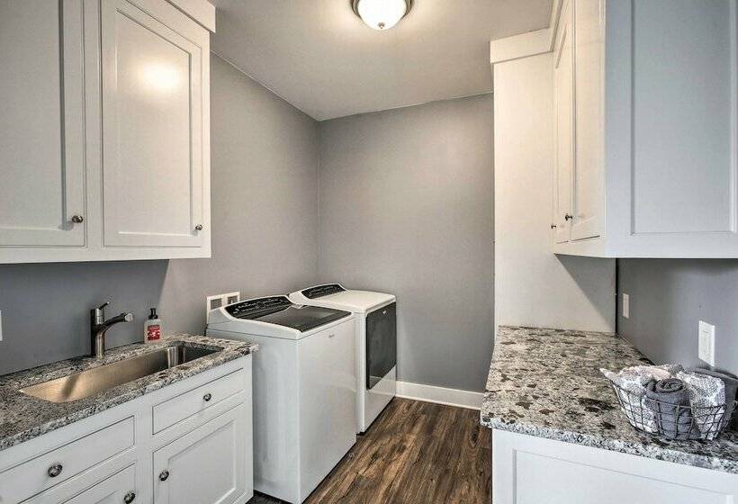 Luxe Lakefront Escape W/ 4 Kayaks, Hot Tub, Beach!