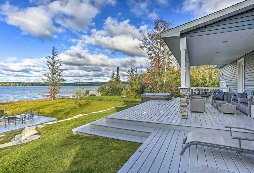 Luxe Lakefront Escape W/ 4 Kayaks, Hot Tub, Beach!