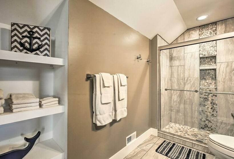 Luxe Lakefront Escape W/ 4 Kayaks, Hot Tub, Beach!