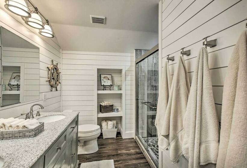 Luxe Lakefront Escape W/ 4 Kayaks, Hot Tub, Beach!