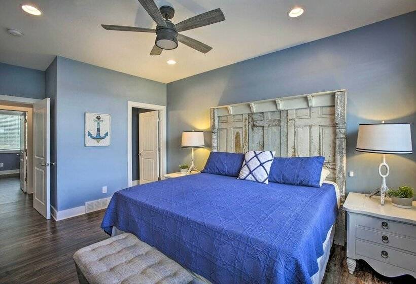 Luxe Lakefront Escape W/ 4 Kayaks, Hot Tub, Beach!