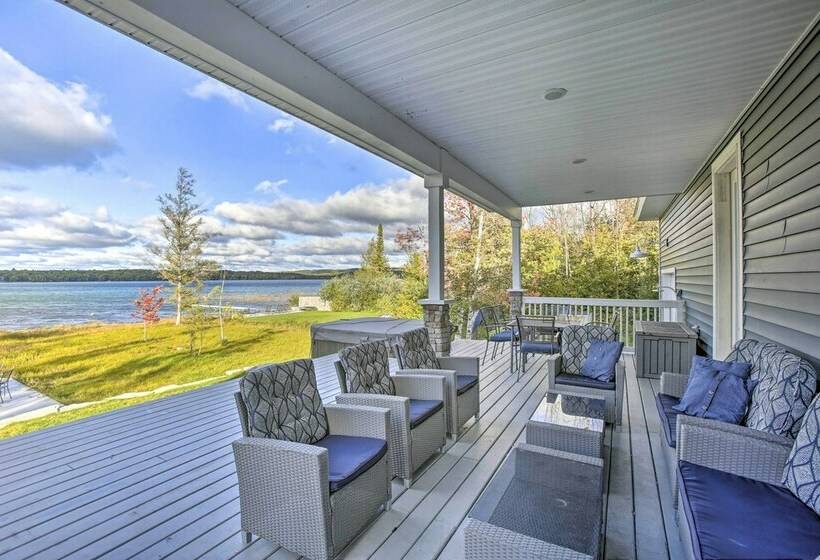 Luxe Lakefront Escape W/ 4 Kayaks, Hot Tub, Beach!
