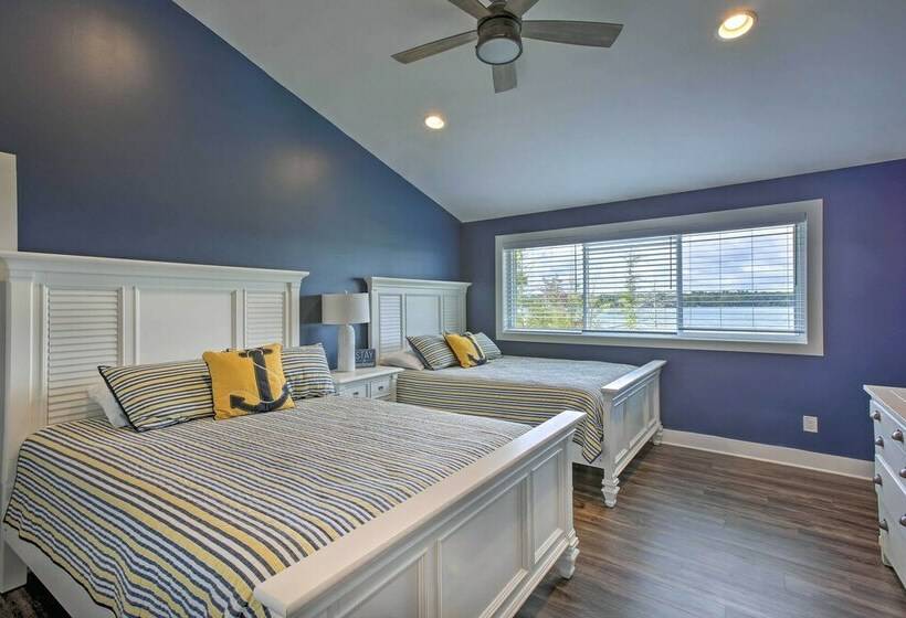 Luxe Lakefront Escape W/ 4 Kayaks, Hot Tub, Beach!