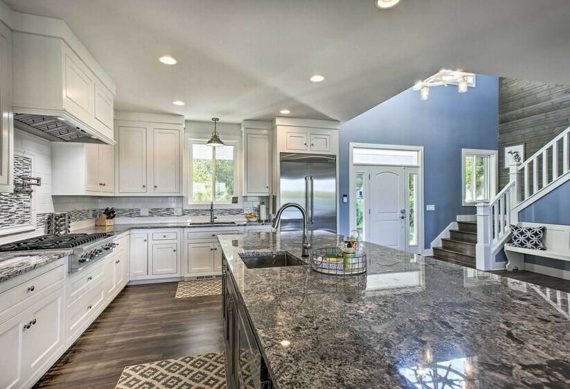 Luxe Lakefront Escape W/ 4 Kayaks, Hot Tub, Beach!