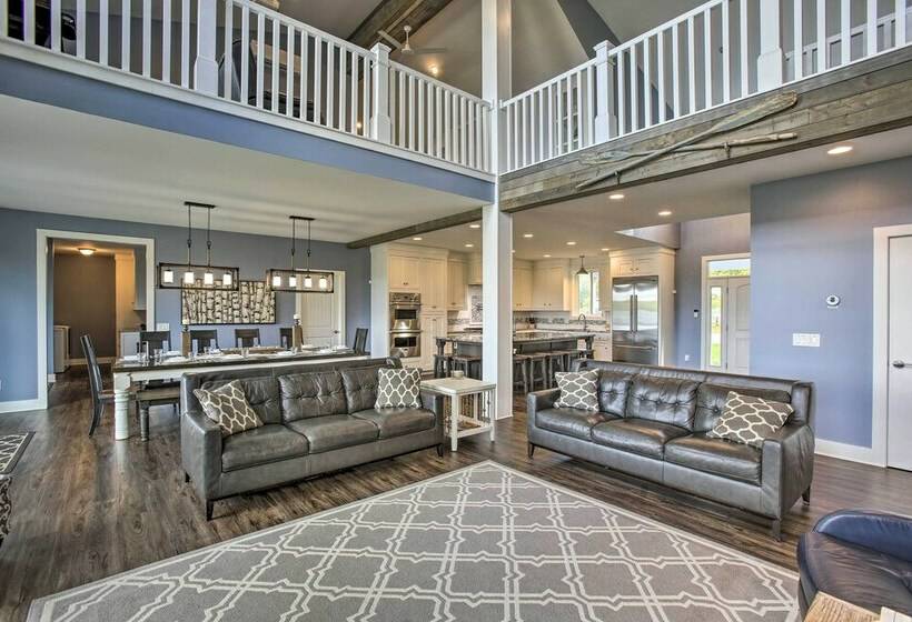 Luxe Lakefront Escape W/ 4 Kayaks, Hot Tub, Beach!