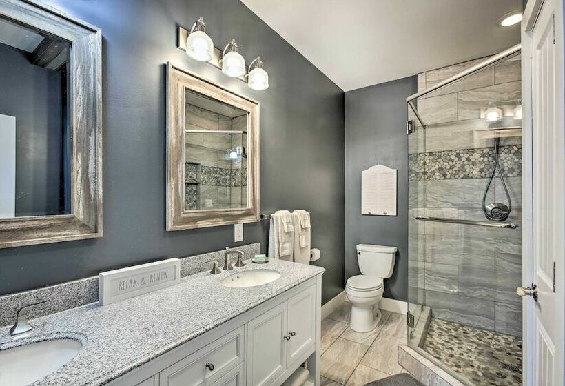 Luxe Lakefront Escape W/ 4 Kayaks, Hot Tub, Beach!