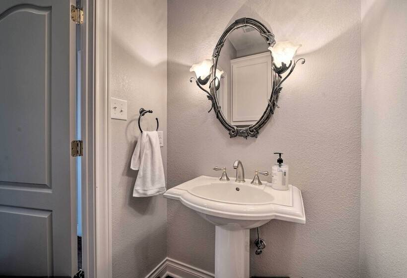 Luxurious Navasota Retreat   14 Mi To A & M!