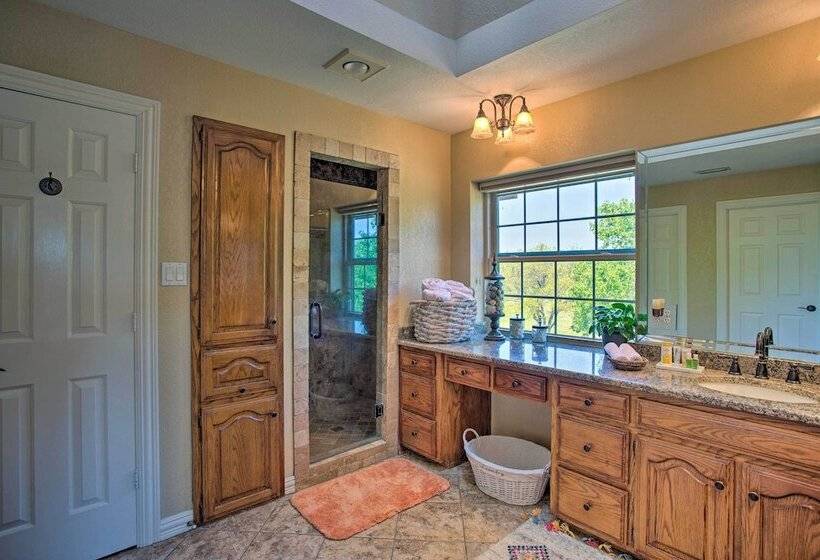 16 Acre Ranch In Pilot Point W/ Private Pond & Spa