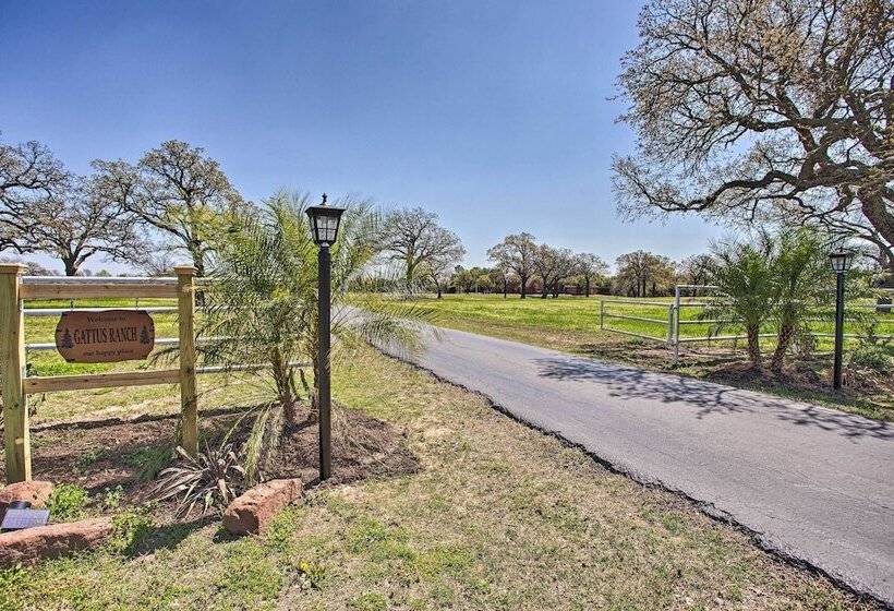 16 Acre Ranch In Pilot Point W/ Private Pond & Spa
