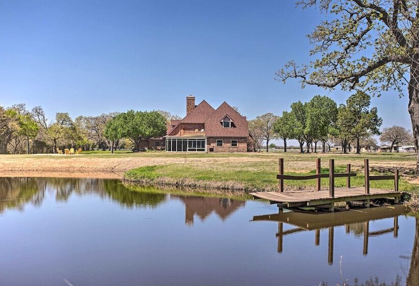 16 Acre Ranch In Pilot Point W/ Private Pond & Spa