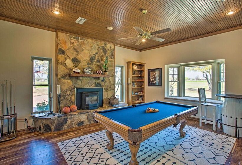 16 Acre Ranch In Pilot Point W/ Private Pond & Spa