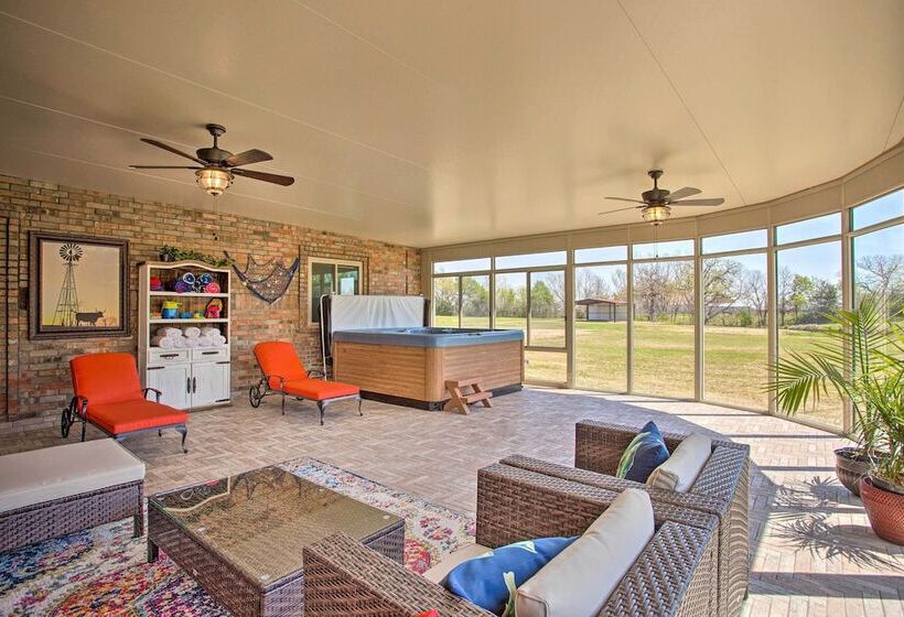 16 Acre Ranch In Pilot Point W/ Private Pond & Spa