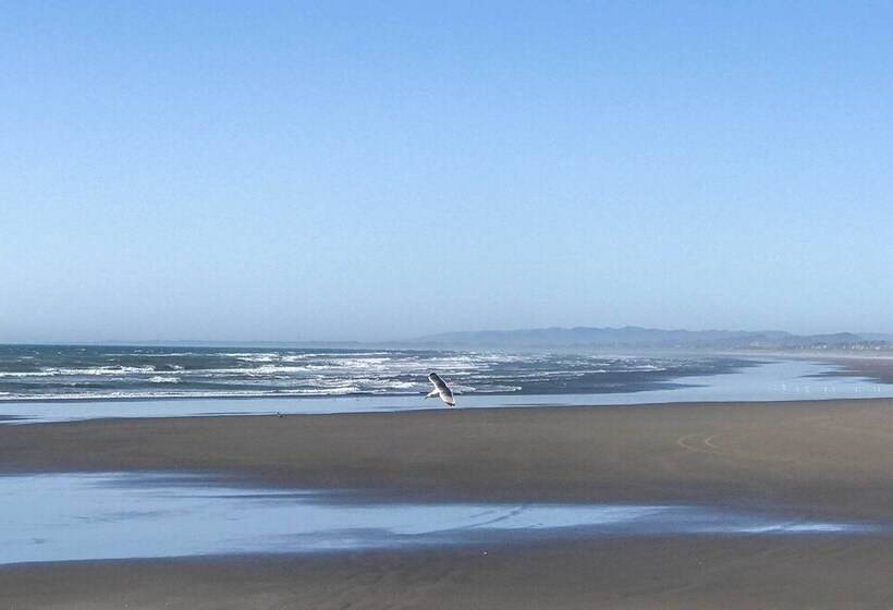 Luxury Home On Golf Course: Walk To The Beach!