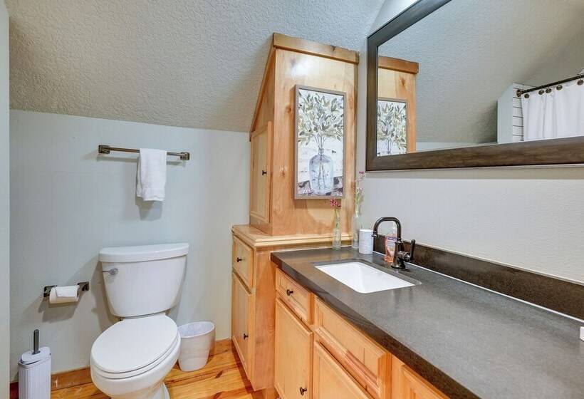 Cape Royale  Luxury Livingston Cabin W/ Hot Tub!