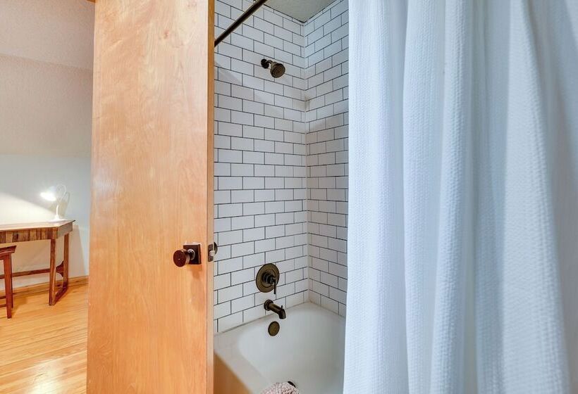 Cape Royale  Luxury Livingston Cabin W/ Hot Tub!