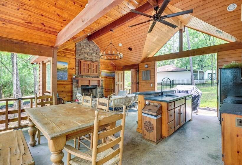 Cape Royale  Luxury Livingston Cabin W/ Hot Tub!