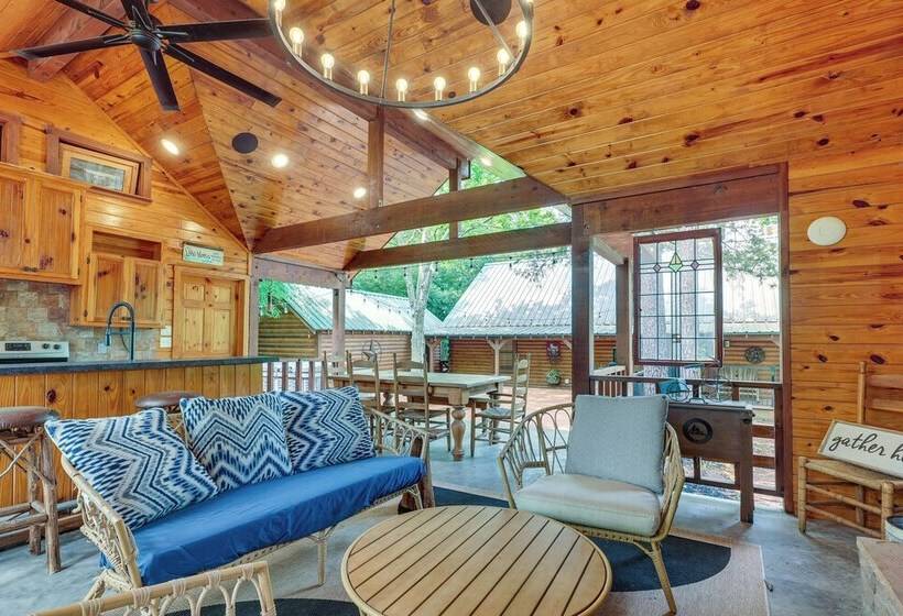 Cape Royale  Luxury Livingston Cabin W/ Hot Tub!