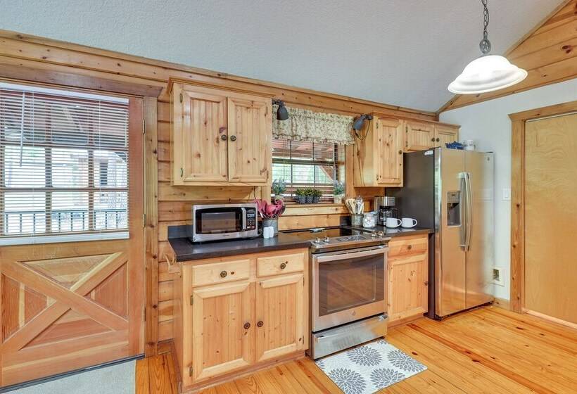 Cape Royale  Luxury Livingston Cabin W/ Hot Tub!