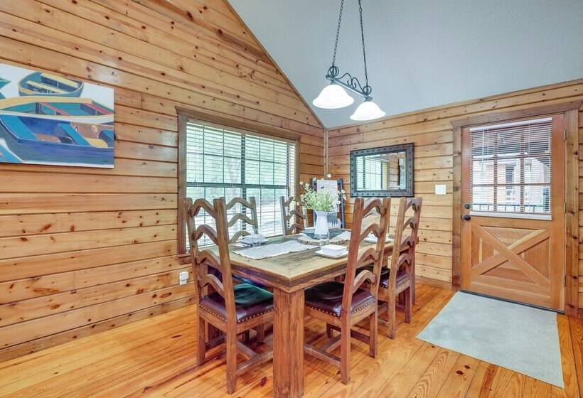 Cape Royale  Luxury Livingston Cabin W/ Hot Tub!