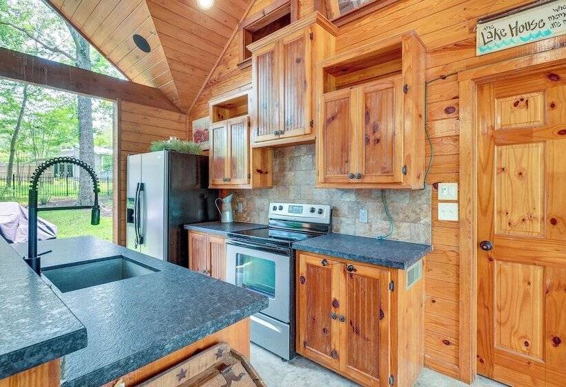 Cape Royale  Luxury Livingston Cabin W/ Hot Tub!