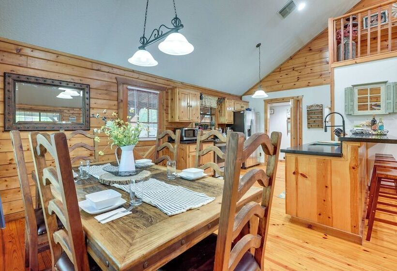 Cape Royale  Luxury Livingston Cabin W/ Hot Tub!