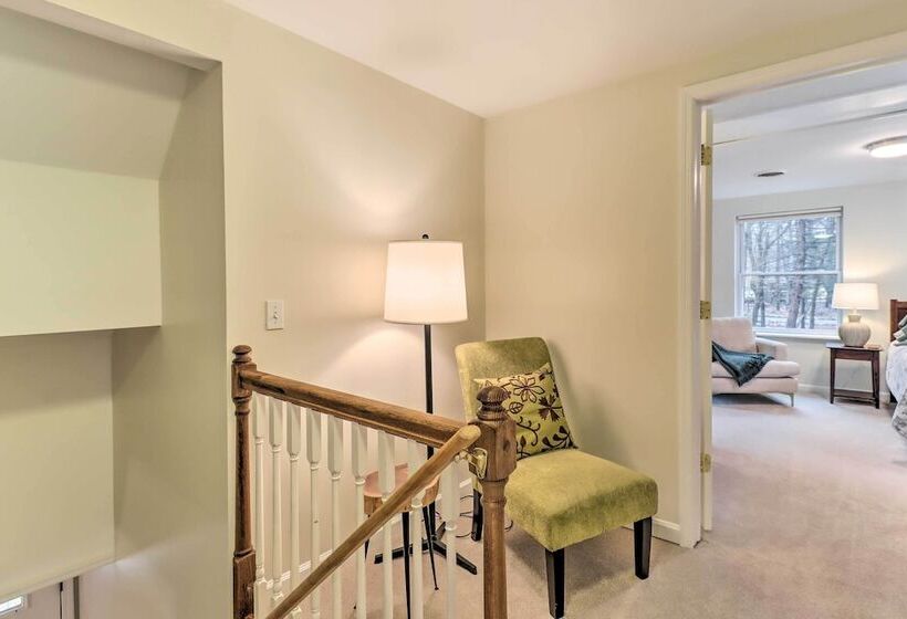 Blakeslee Home W/ Private Hot Tub, 5 Mi To Skiing!