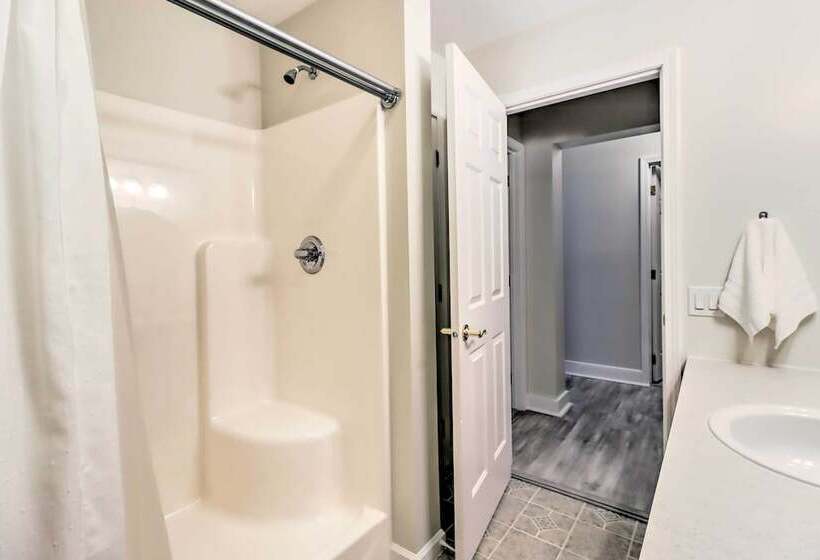 Blakeslee Home W/ Private Hot Tub, 5 Mi To Skiing!