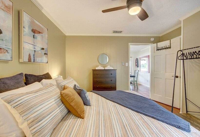 Mineola Lake House W/ Dock & Fire Pit!