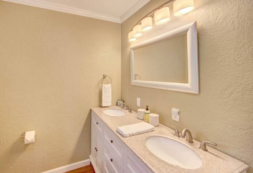 Mineola Lake House W/ Dock & Fire Pit!