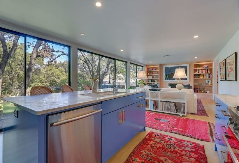 Modern Austin Home W/ Yard ~ 1 Mi From Acl!