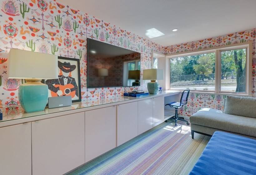 Modern Austin Home W/ Yard ~ 1 Mi From Acl!