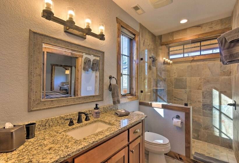 Modern Cabin W/ Deck, Grill & Chinquapin Amenities