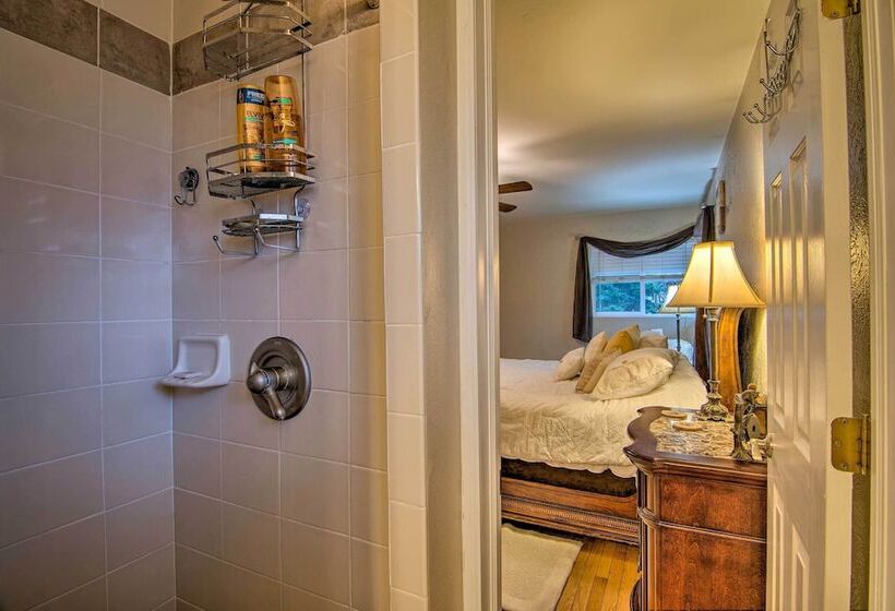 Modern Creekside Home: 9 Mi To Downtown Denver