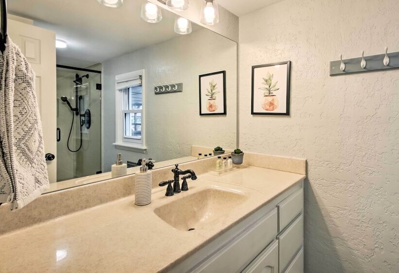 Dock, Deck & Boat Slip: Lakefront Eucha Home