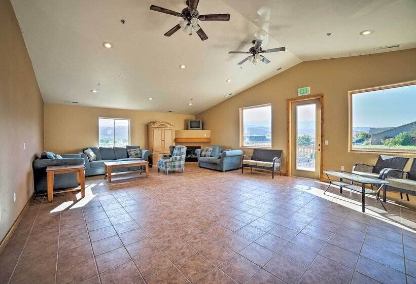 Mountain View Moab Home W/ Pool & Hot Tub Access!