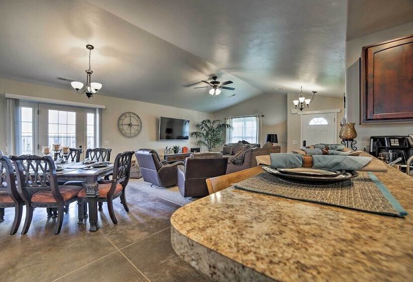 Mountain View Moab Home W/ Pool & Hot Tub Access!