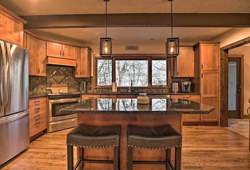 Mountaintop Wintergreen Resort Home W/ Deck, Views