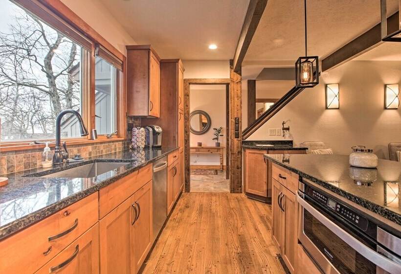 Mountaintop Wintergreen Resort Home W/ Deck, Views