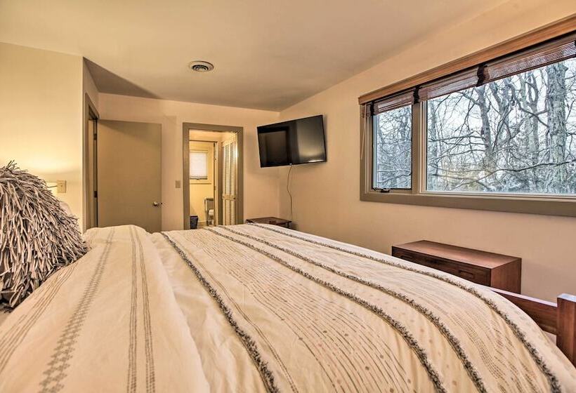 Mountaintop Wintergreen Resort Home W/ Deck, Views